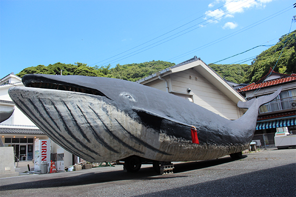 くじら資料館前の鯨モニュメント
