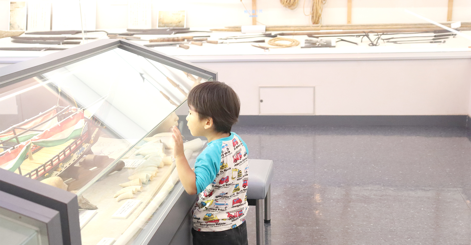 鯨資料を見る子ども