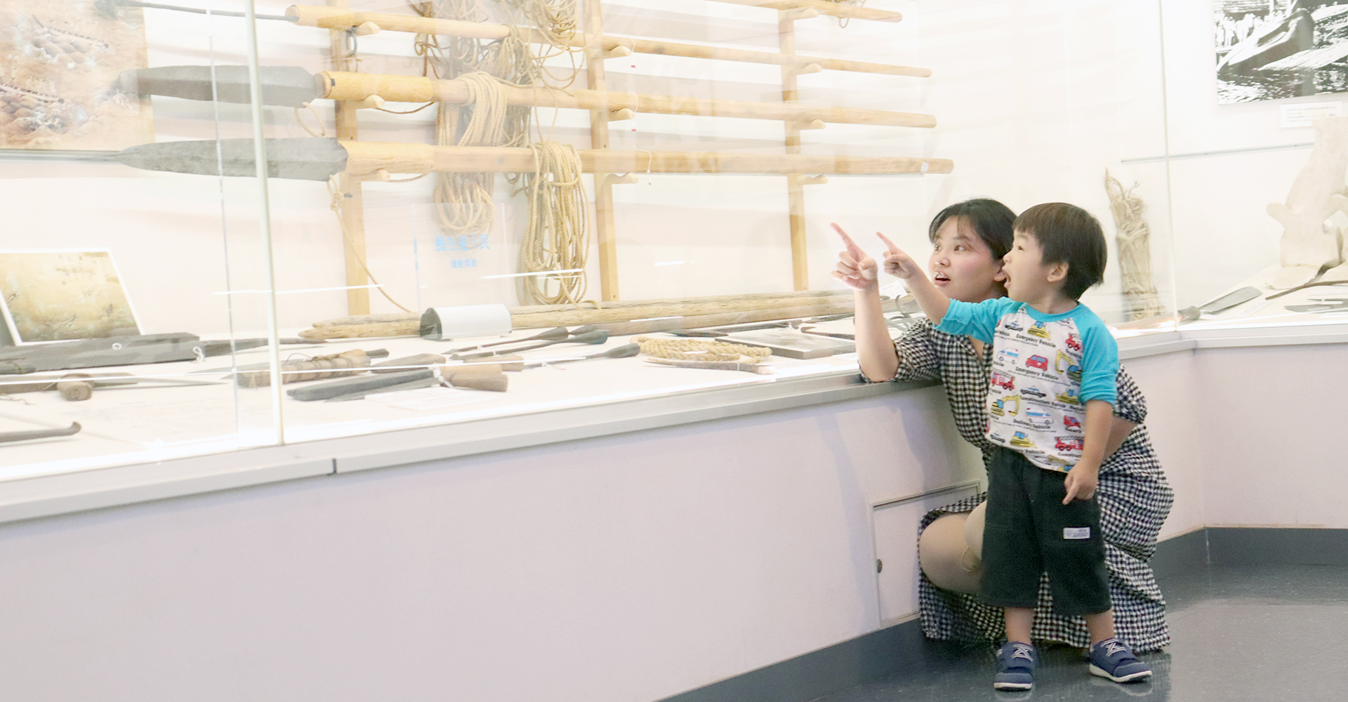 鯨資料を見る親子