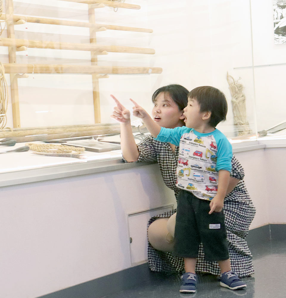 鯨資料を見る親子