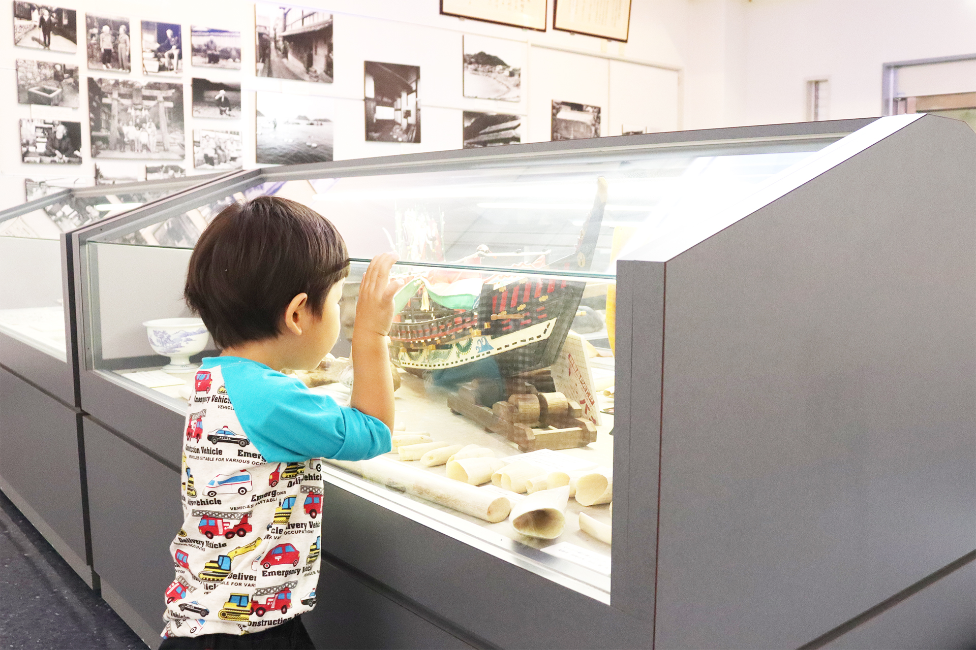 鯨資料を見る子ども